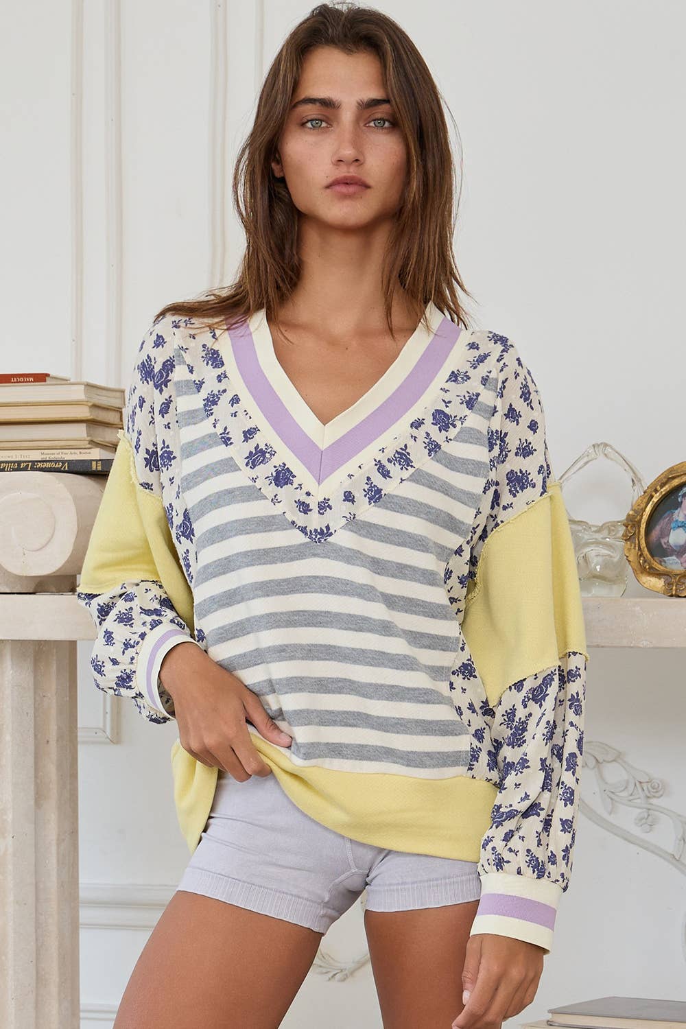 T2431 Contrast Details Stripe Print V-neck Sweatshirt Top