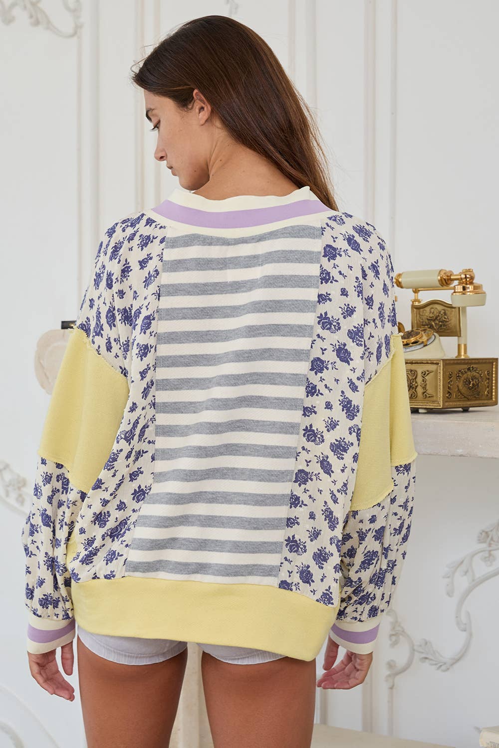 T2431 Contrast Details Stripe Print V-neck Sweatshirt Top