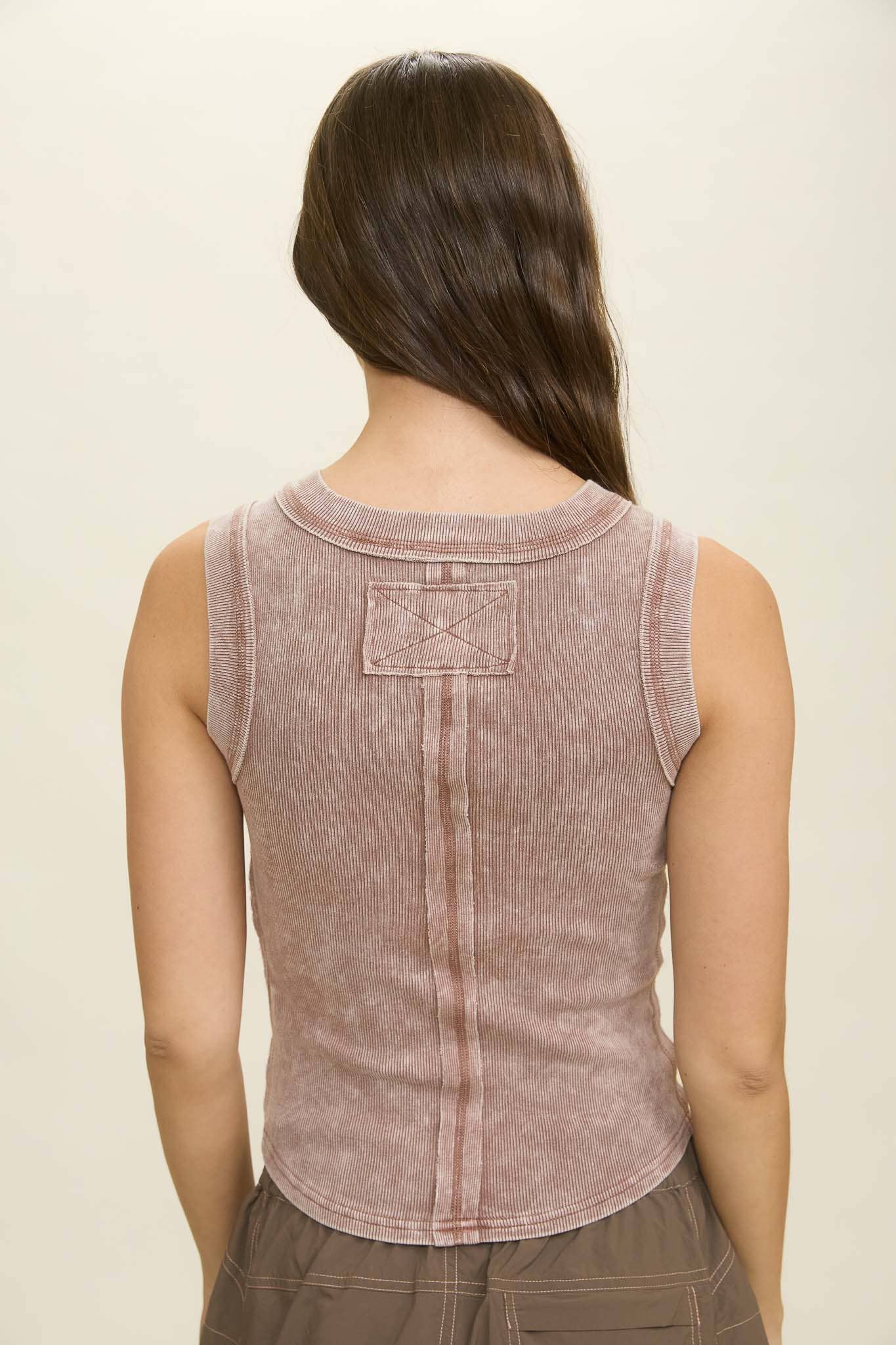 WASHED HENLEY SLEEVELESS EXPOSED SEAM KNIT TOP