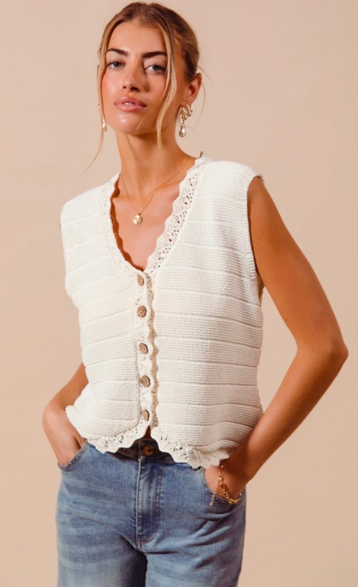 Knitted sweater vest with scallop edge