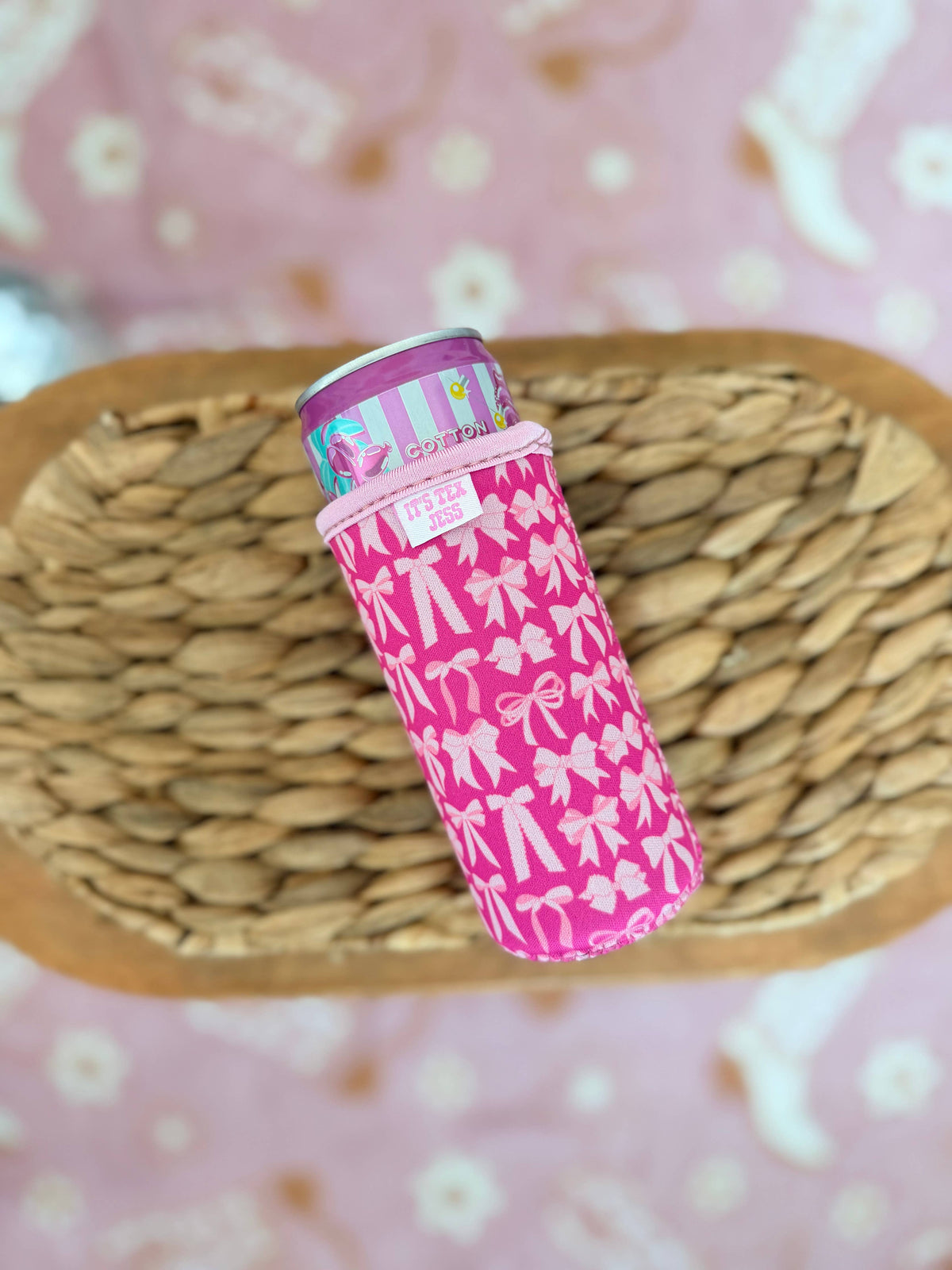 It's Tex Jess - Slim Can Sleeve-Pink Bow