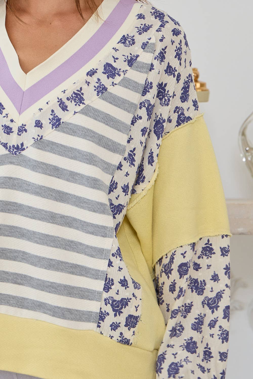 T2431 Contrast Details Stripe Print V-neck Sweatshirt Top