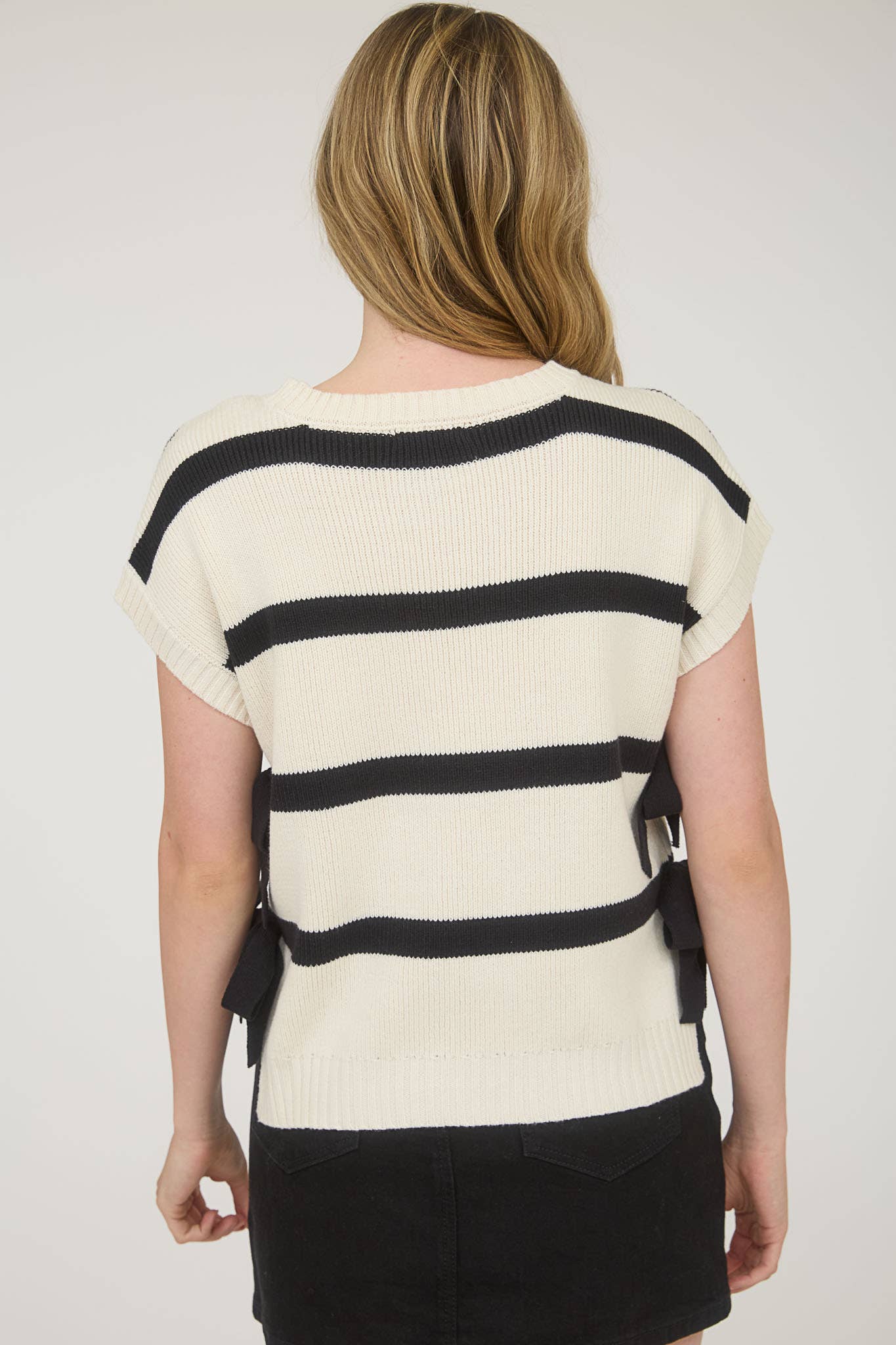 STRIPE SIDE TIE SHORT SLEEVE KNIT SWEATER