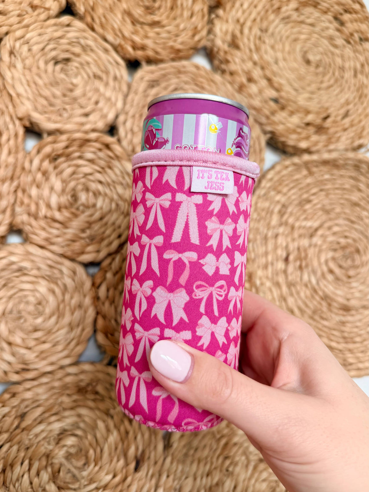It's Tex Jess - Slim Can Sleeve-Pink Bow