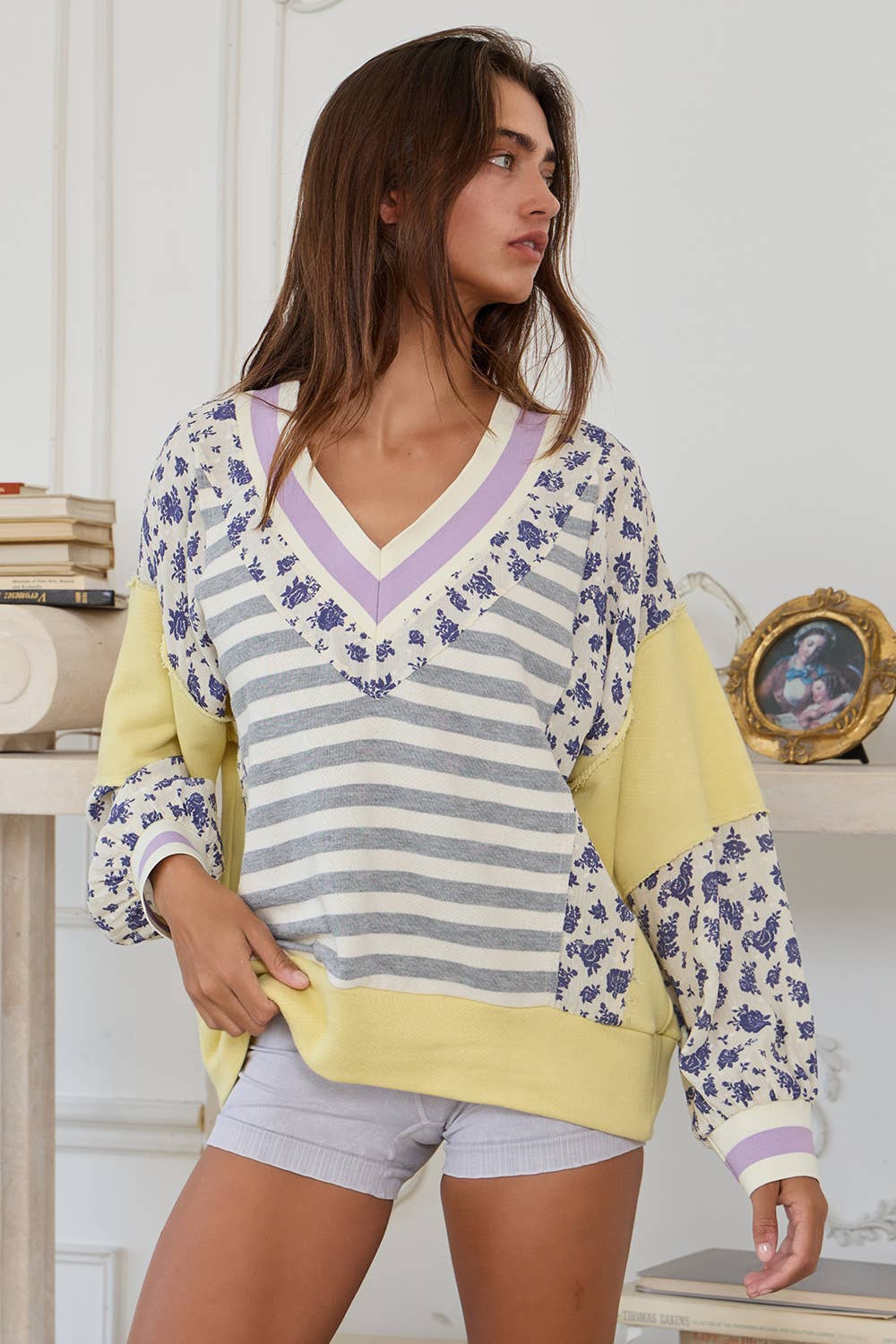 T2431 Contrast Details Stripe Print V-neck Sweatshirt Top