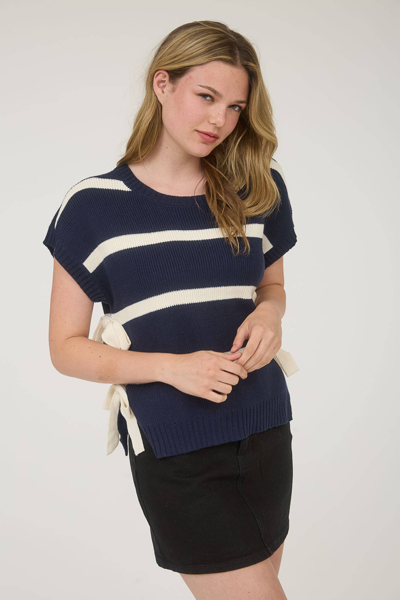 STRIPE SIDE TIE SHORT SLEEVE KNIT SWEATER