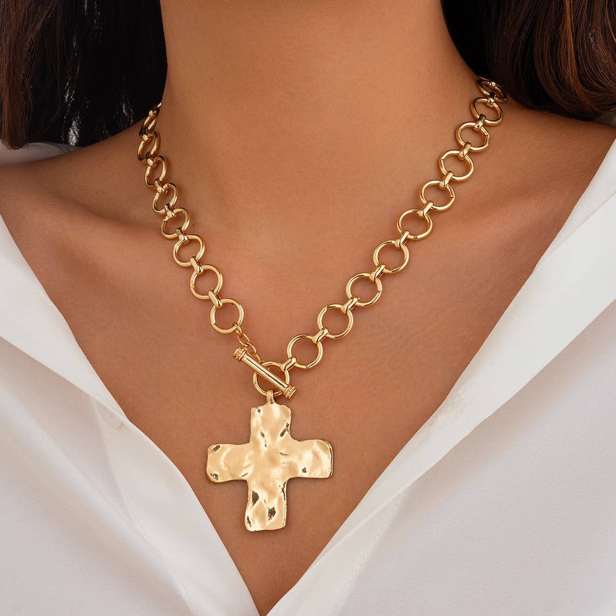 NOTABLE HAMMERED CROSS FRONT TOGGLE NECKLACE | 40NK9474