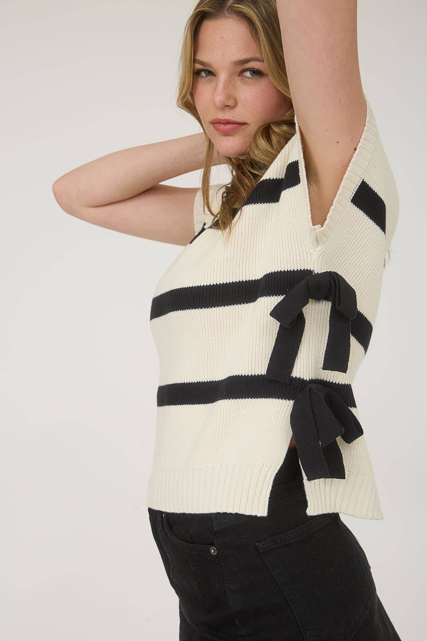 STRIPE SIDE TIE SHORT SLEEVE KNIT SWEATER