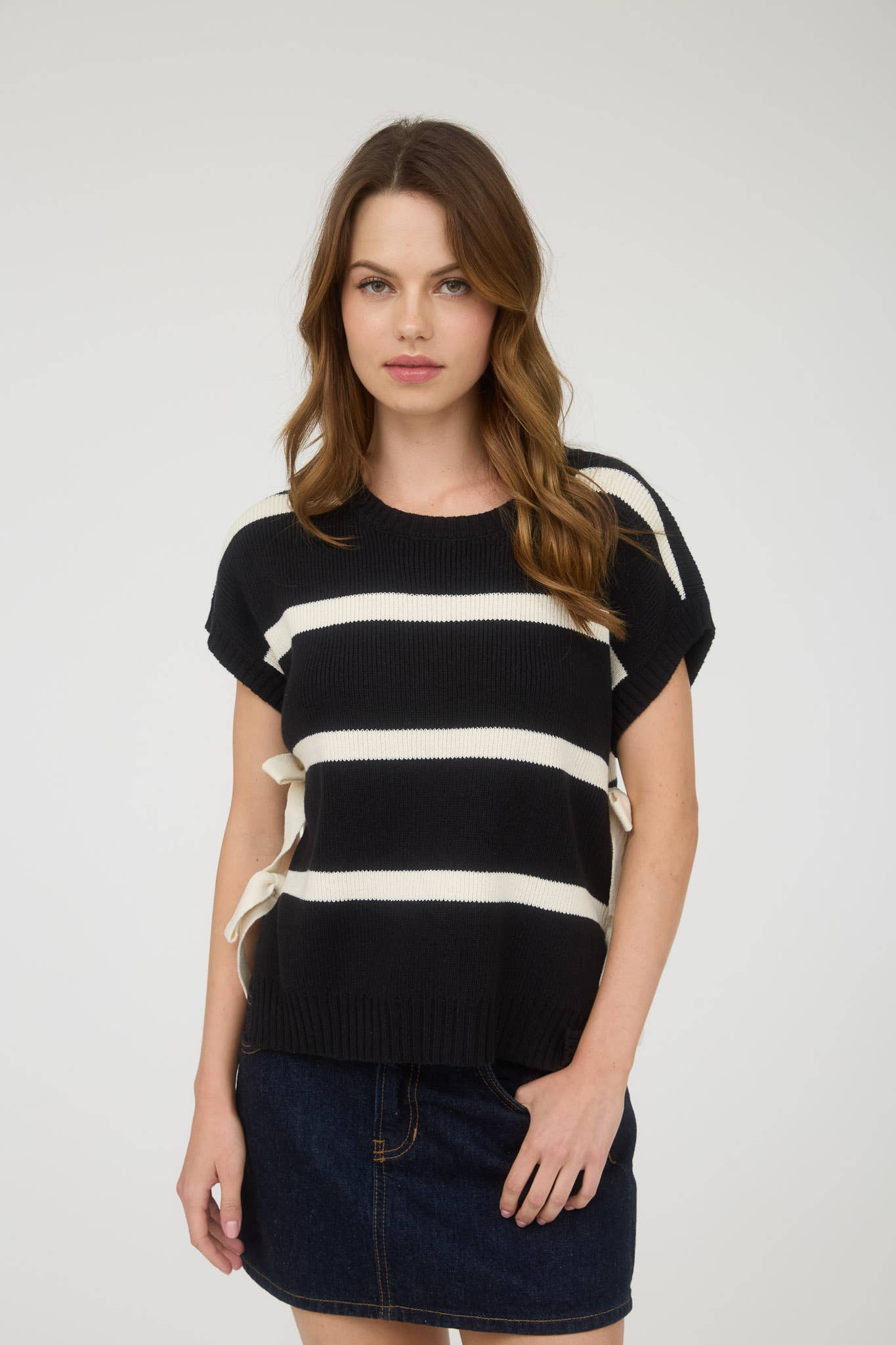 STRIPE SIDE TIE SHORT SLEEVE KNIT SWEATER