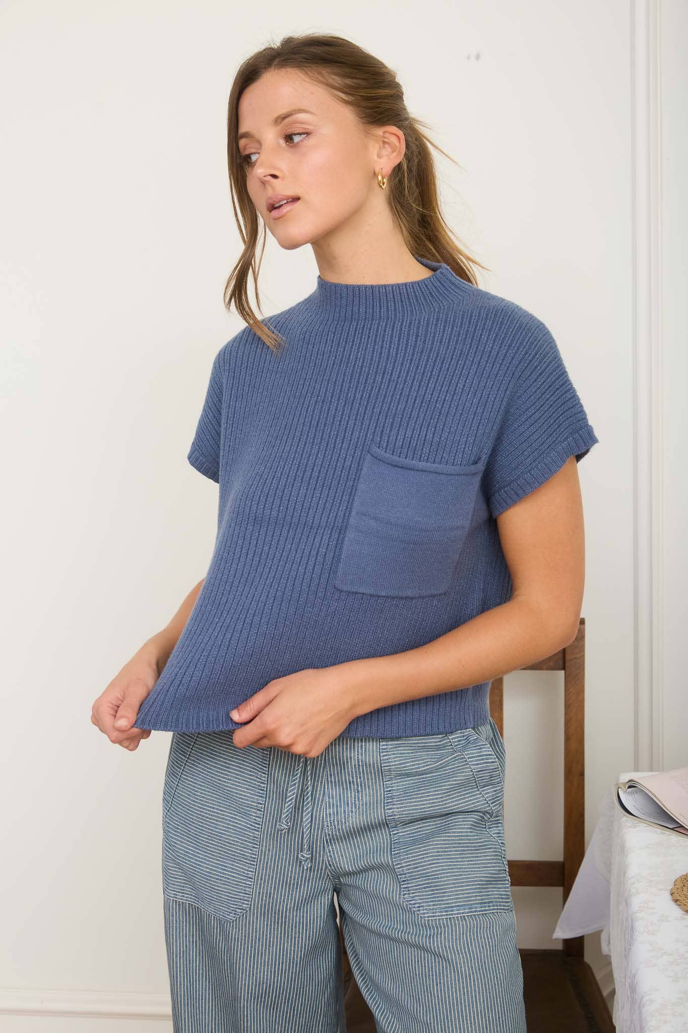 MOCK NECK POCKET DETAIL SHORT SLEEVE KNIT SWEATER: DENIM BLUE