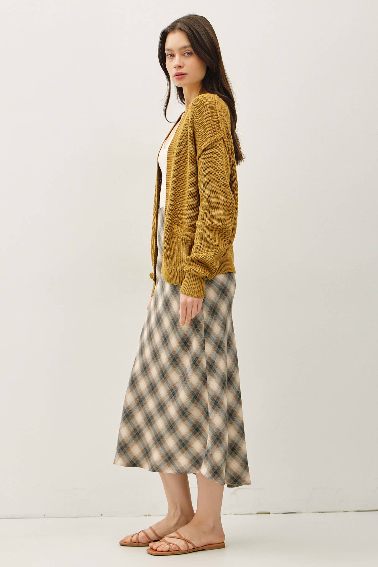 CHUNKY RIBBED KNIT RAW SEAM CARDIGAN