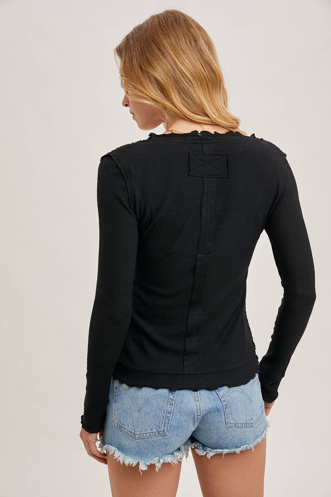 SCOOP NECK EXPOSED SEAM KNIT LONG SLEEVE TOP
