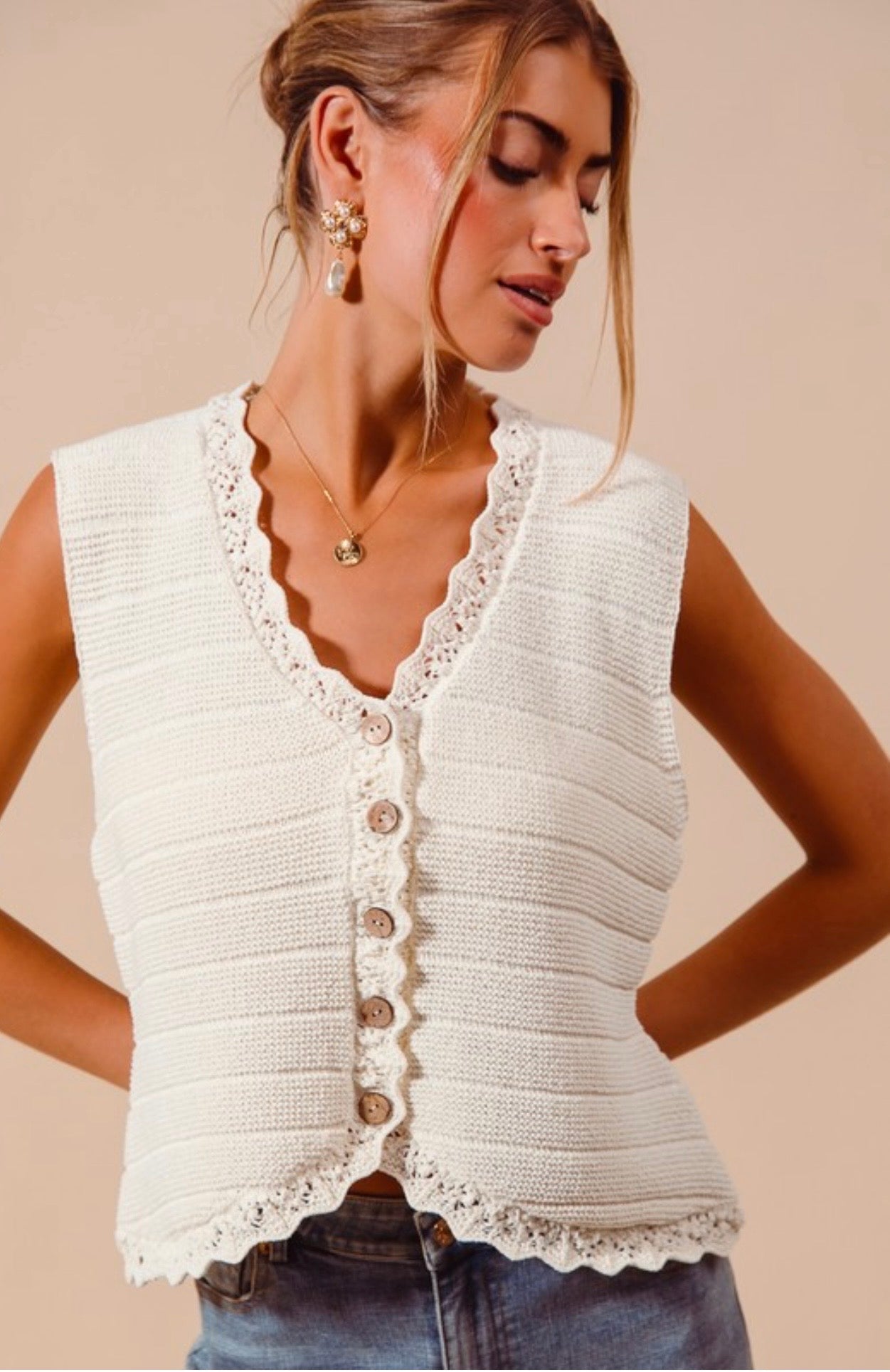 Knitted sweater vest with scallop edge