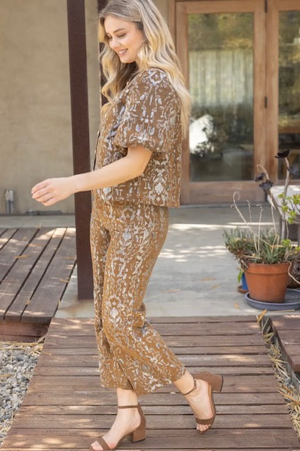Front and back pocket floral jacquard pants