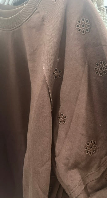 Balloon sleeve eyelet top