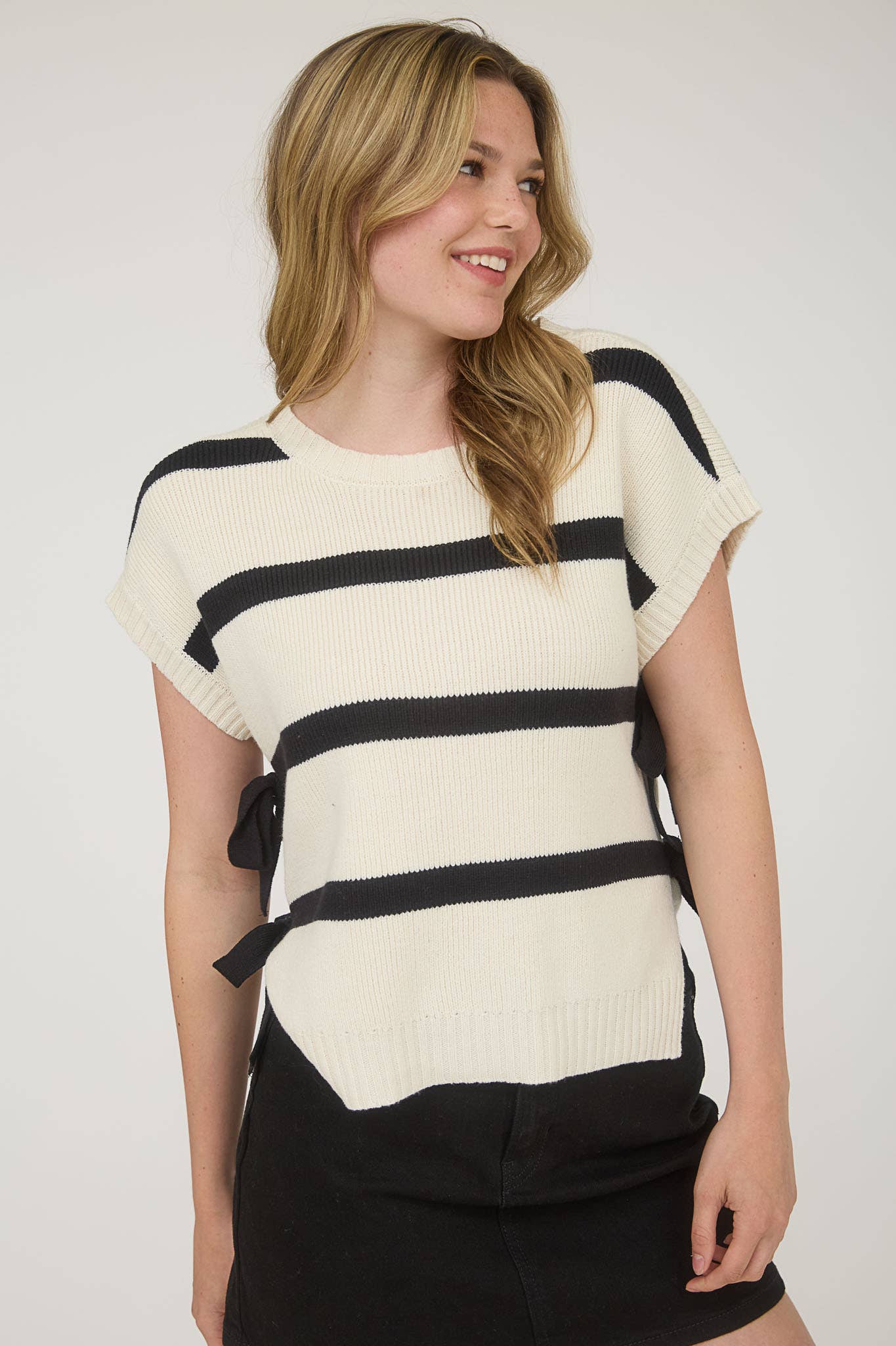 STRIPE SIDE TIE SHORT SLEEVE KNIT SWEATER