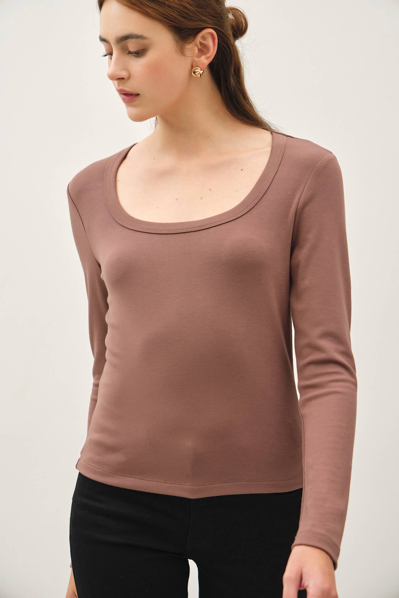 BASIC SCOOP NECK LONG SLEEVE TOP