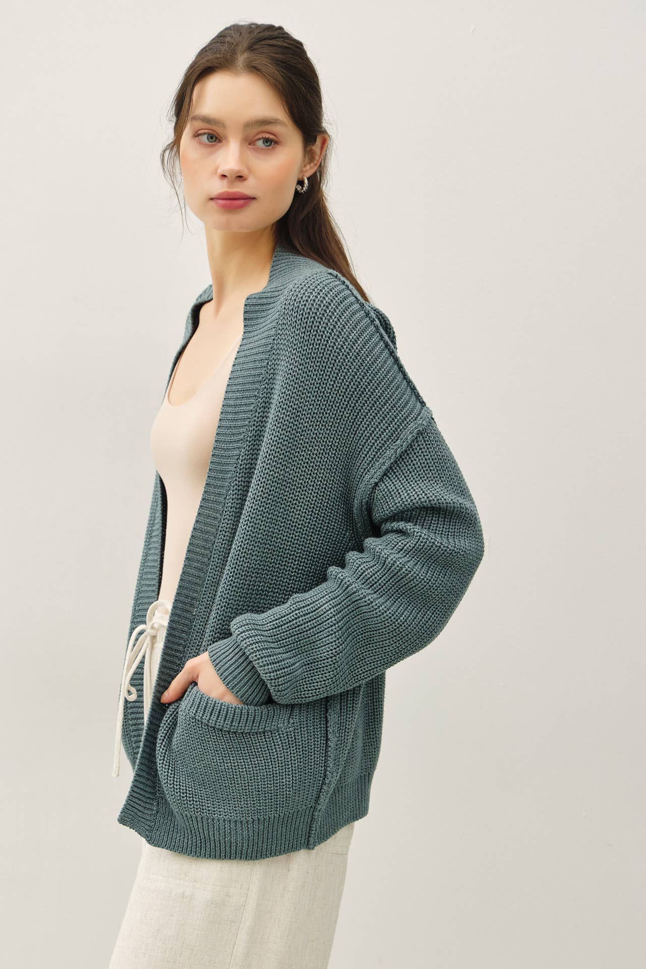 CHUNKY RIBBED KNIT RAW SEAM CARDIGAN
