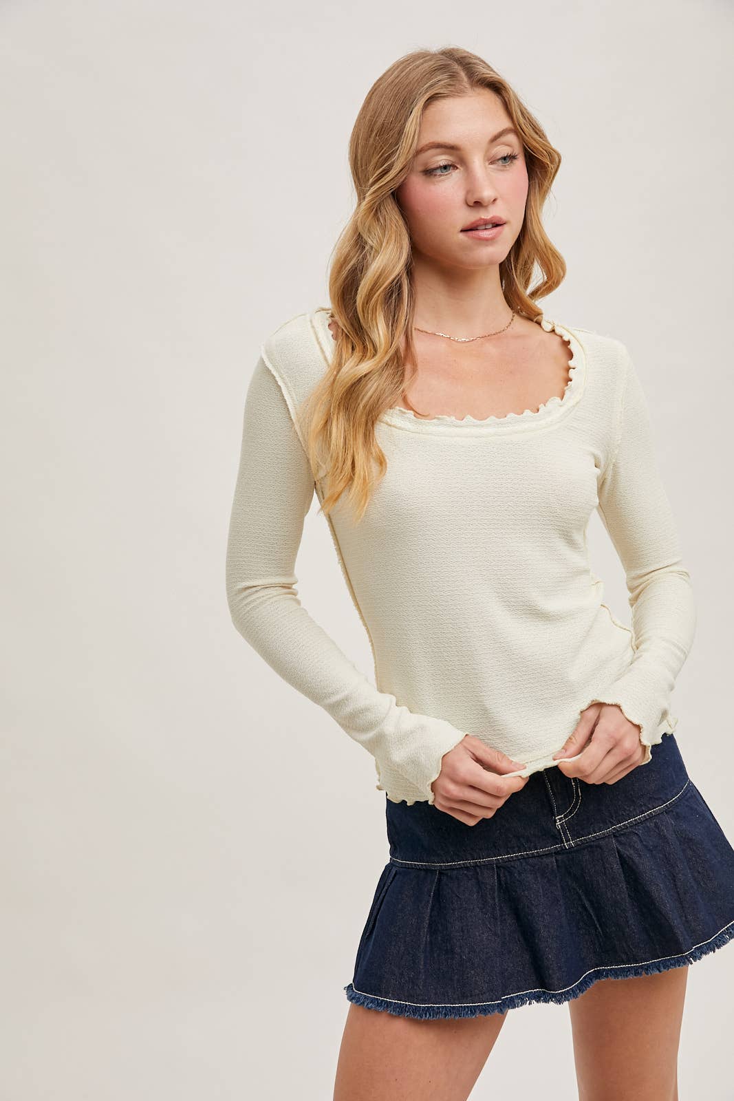SCOOP NECK EXPOSED SEAM KNIT LONG SLEEVE TOP