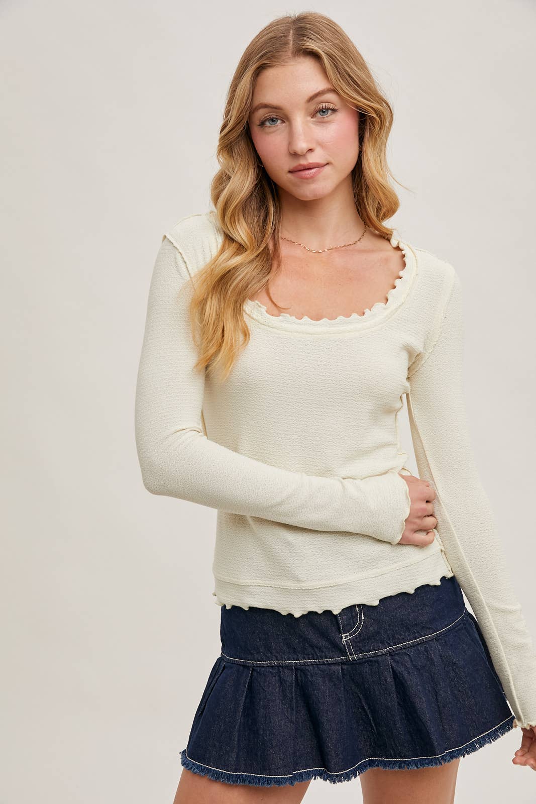 SCOOP NECK EXPOSED SEAM KNIT LONG SLEEVE TOP