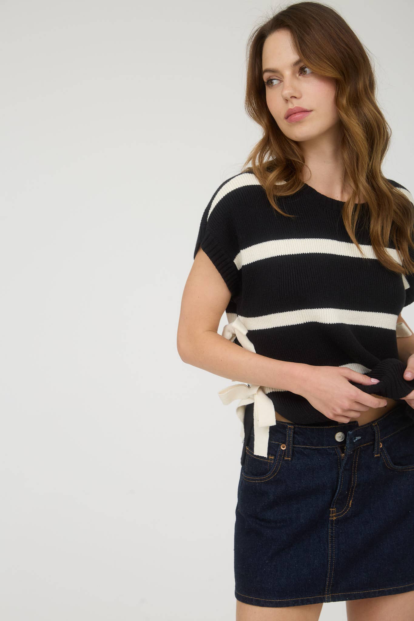 STRIPE SIDE TIE SHORT SLEEVE KNIT SWEATER