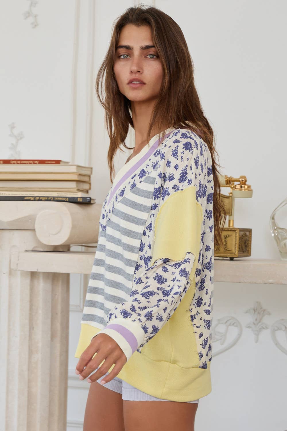 T2431 Contrast Details Stripe Print V-neck Sweatshirt Top